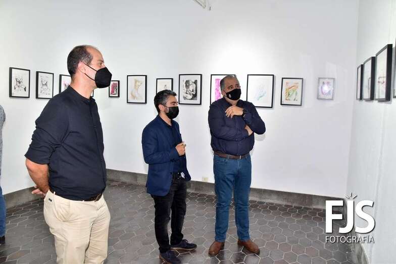 La muestra se abrió al público este jueves por la tarde. En la foto, el artista entre el concejal Juan Martel y Jesús Suárez, gerente de Gestel/Francisco J. Santana.